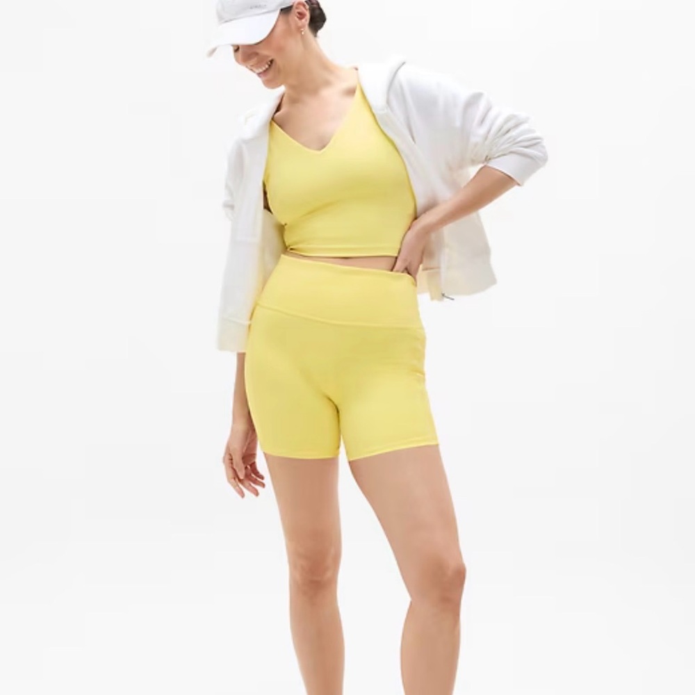 Athleta salutation stash 5” short NWT also has pockets